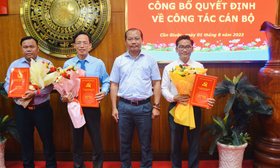 Huyện ủy Cần Giuộc công bố quyết định công tác cán bộ