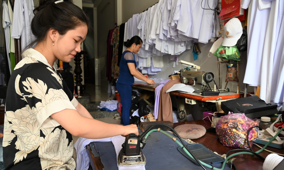 Bến Lức: Nhà may “vào mùa” chuẩn bị cho năm học mới
