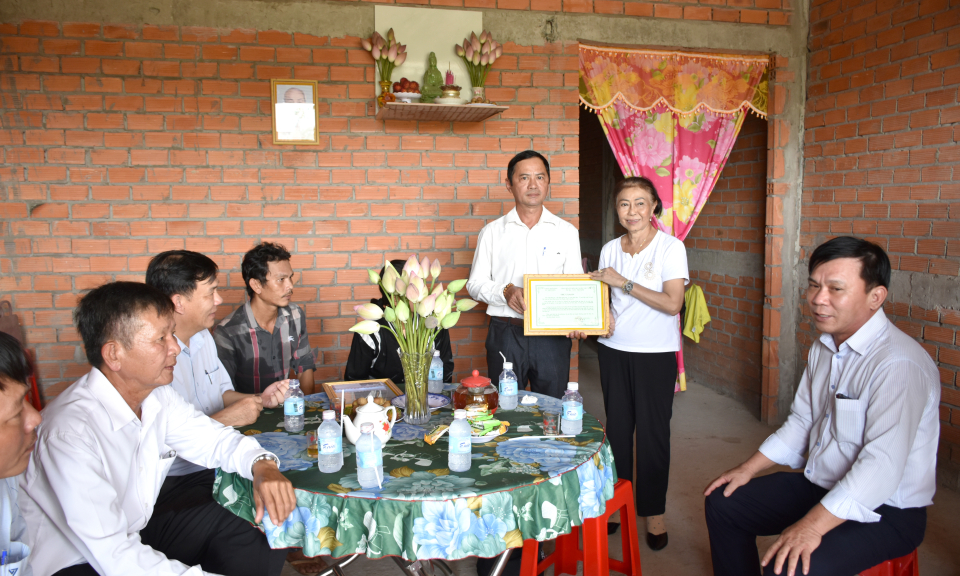 Tân Thạnh trao 2 căn nhà tình thương cho hộ có hoàn cảnh đặc biệt khó khăn