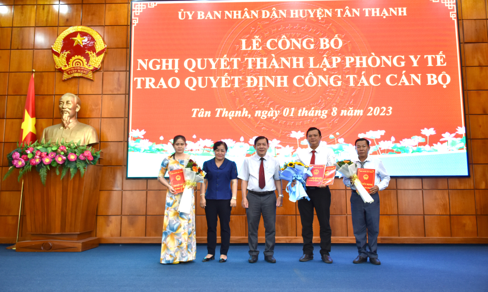 Tân Thạnh công bố Nghị quyết thành lập Phòng Y tế và trao quyết định công tác cán bộ