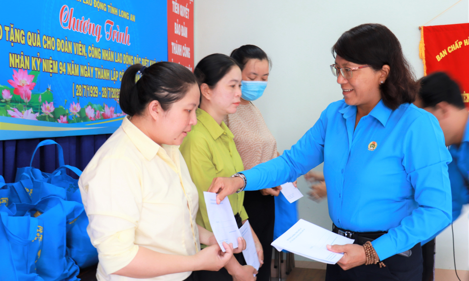 Bà Lê Thị Thu Cúc - Phó Chủ tịch Thường trực Liên đoàn Lao động tỉnh thăm, tặng quà công nhân lao động, đoàn viên công đoàn bệnh hiểm nghèo