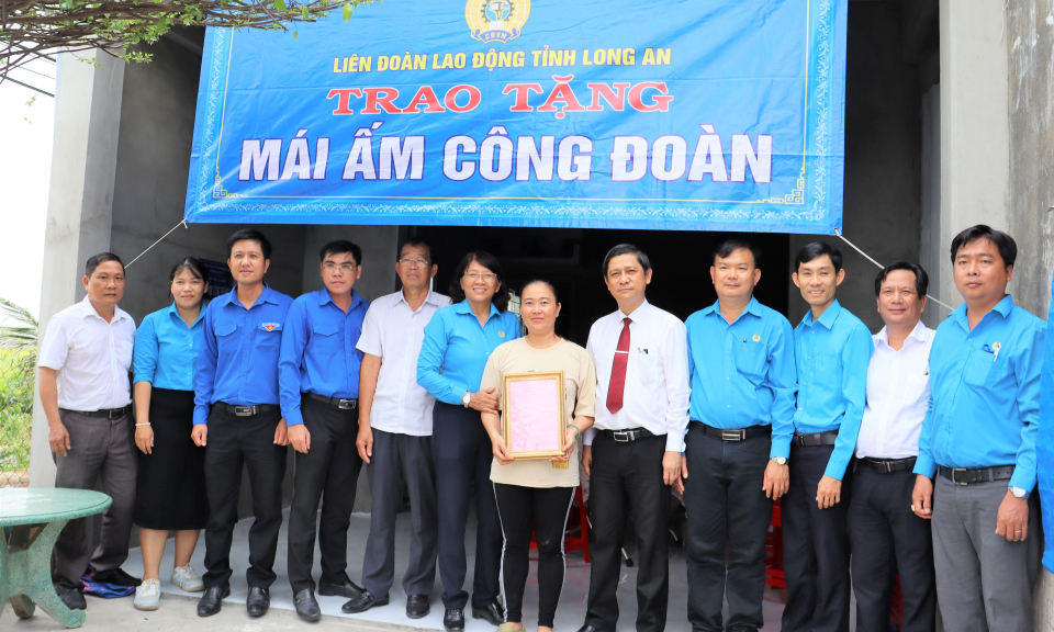 Liên đoàn Lao động tỉnh Long An trao tặng “Mái ấm công đoàn” tại thị trấn Cần Đước