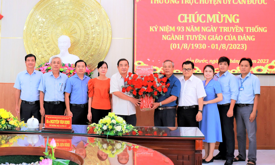 Thường trực Huyện ủy Cần Đước chúc mừng 93 năm Ngày truyền thống ngành Tuyên giáo