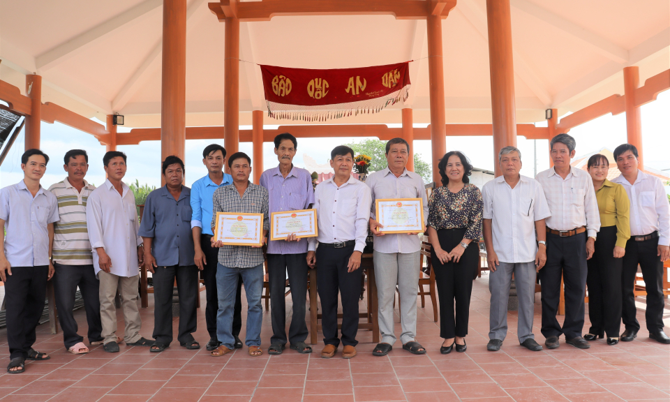 Bảo tàng -Thư viện tỉnh trao quyết định khen thưởng tập thể và cá nhân tại Cần Đước đóng góp hiện vật