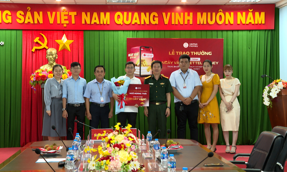 Viettel Long An trao thưởng cho khách hàng chương trình “Ngày vàng Viettel Money”