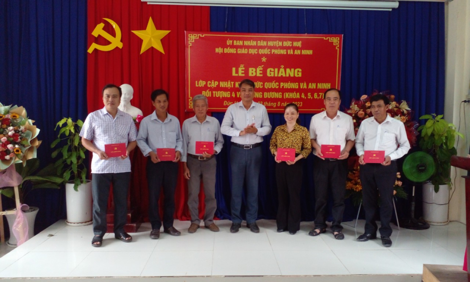 Đức Huệ trao giấy chứng nhận hoàn thành chương trình Cập nhật kiến thức quốc phòng và an ninh