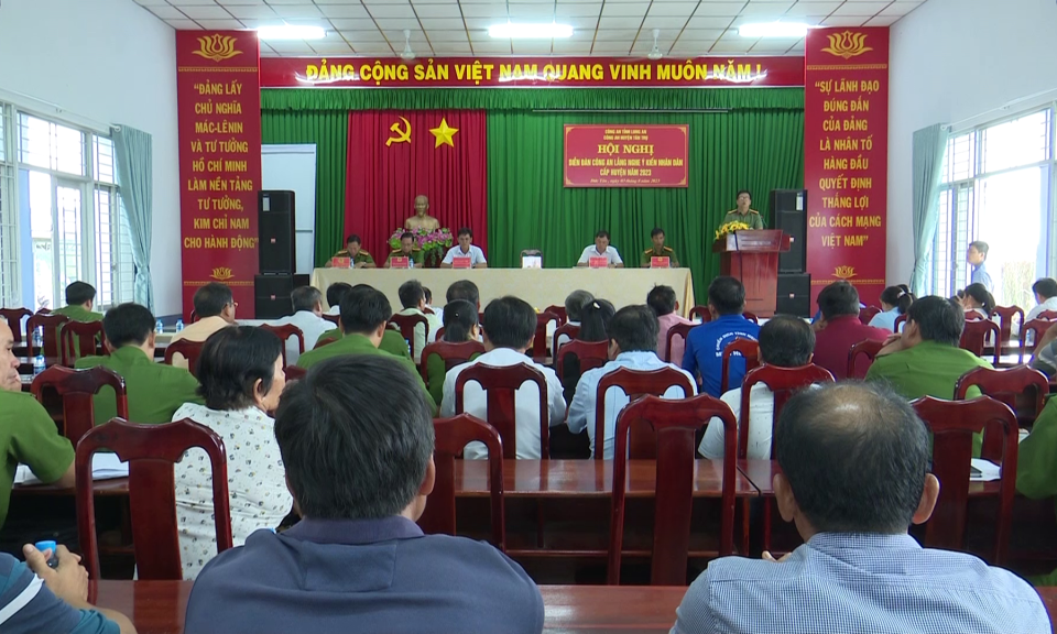  Công an huyện Tân Trụ tổ chức diễn đàn lắng nghe ý kiến Nhân dân