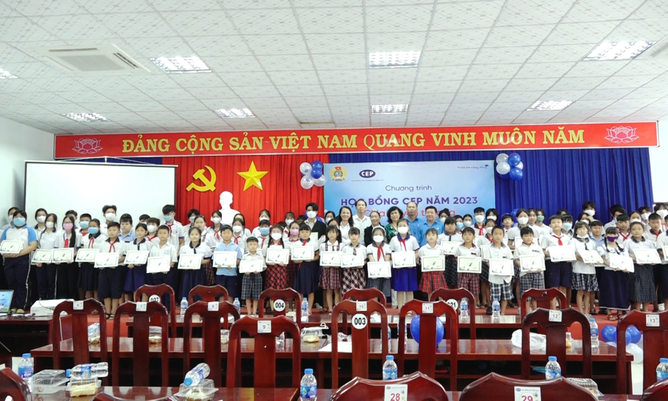 Đức Hòa trao học bổng CEP và quà cho học sinh vượt khó