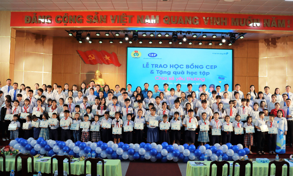 Tổ chức tài chính vi mô CEP chi nhánh Cần Đước trao học bổng và tặng quà học tập cho học sinh huyện Cần Đước, Cần Giuộc