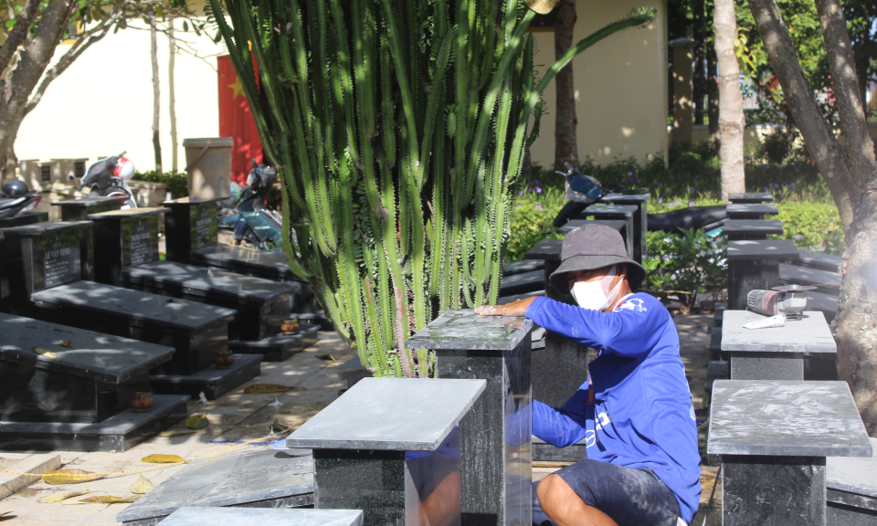 Đức Huệ “thay áo” mới mộ liệt sĩ
