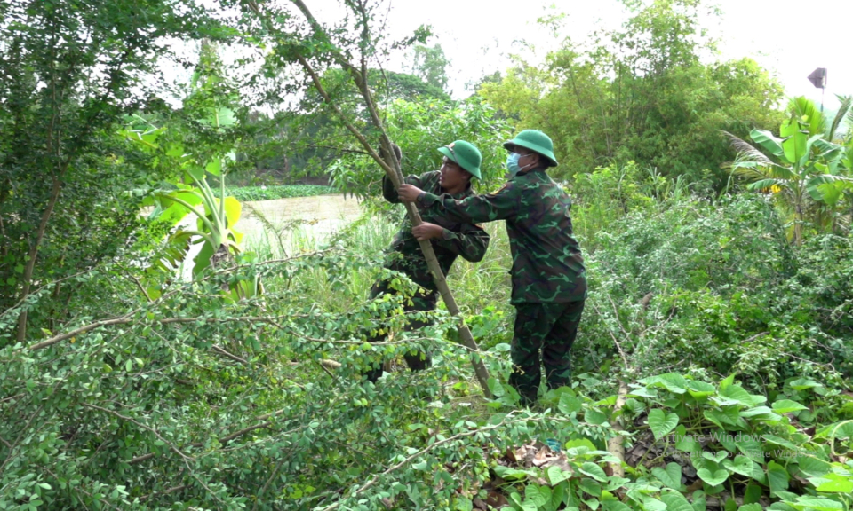 Tân Hưng: Ban chỉ huy quân sự huyện ra quân dọn dẹp cảnh quan môi trường