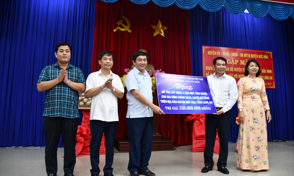 Lãnh đạo huyện Đức Hòa - Long An và lãnh đạo huyện Yên Phong - Bắc Ninh giao lưu trao đổi kinh nghiệm