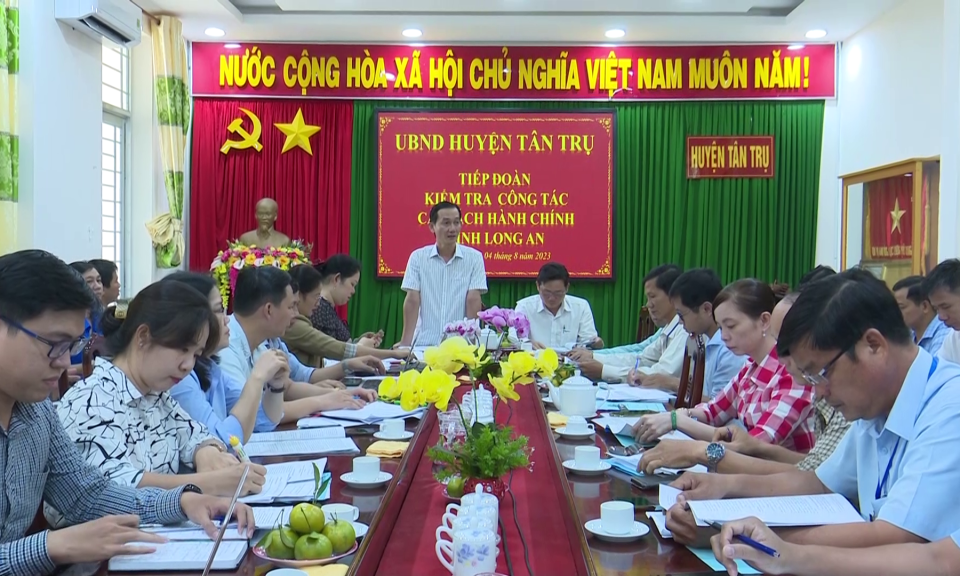 Đoàn kiểm tra công tác cải cách hành chính Tỉnh làm việc tại huyện Tân Trụ