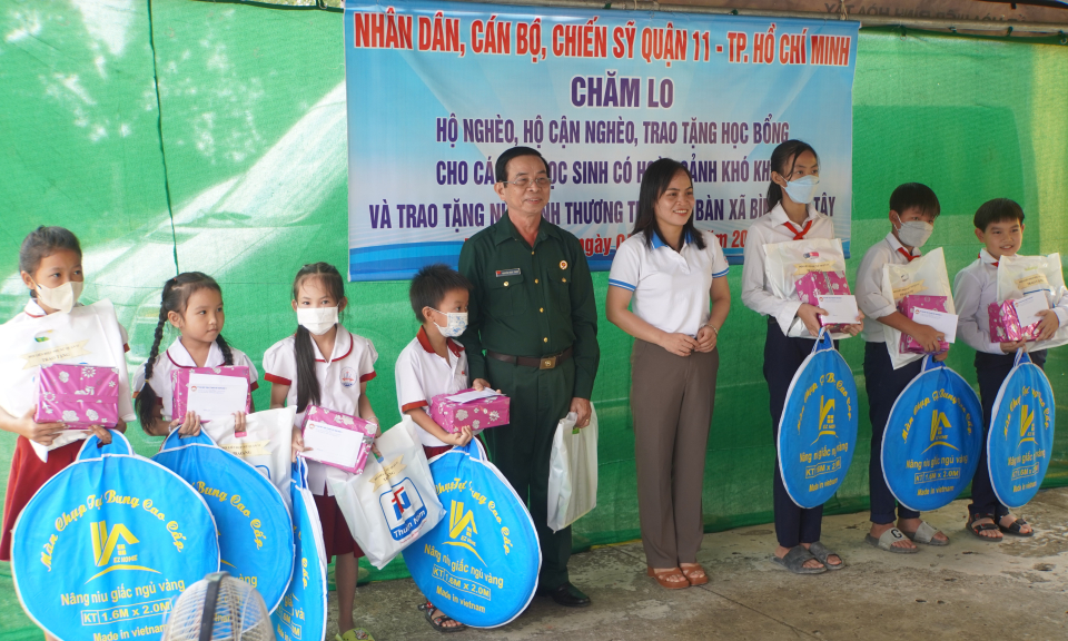 Ủy ban MTTQ Việt Nam quận 11, TPHCM thực hiện công tác an sinh xã hội tại 2 xã biên giới Mộc Hóa