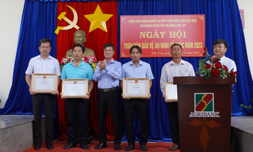Agribank Đông Long An huyện Tân trụ tổ chức điểm Ngày hội “Toàn dân bảo vệ an ninh Tổ quốc”