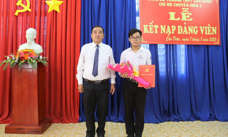 Phó Bí thư Thường trực Huyện ủy Cần Đước trao quyết định kết nạp đảng viên