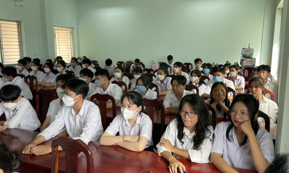 Tân Hưng:Trường Đại học Cần Thơ tập huấn nâng cao nhận thức về quản lý rác thải tại trường học