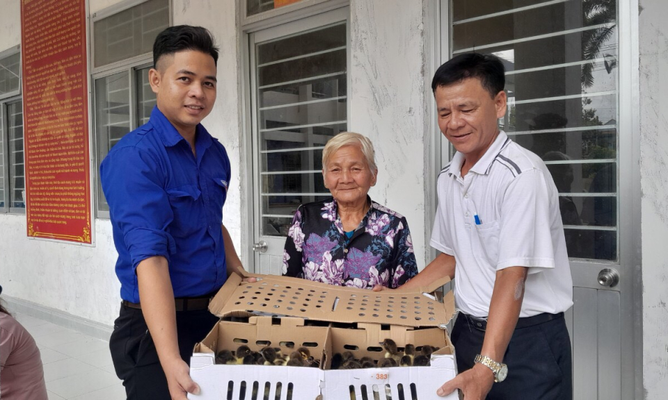  Ủy ban Mặt trận Tổ quốc Việt Nam thị trấn Tân Hưng hỗ trợ sinh kế cho hộ nghèo