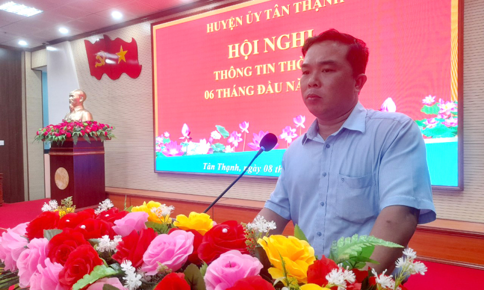 Huyện ủy Tân Thạnh thông tin thời sự cho cán bộ hưu trí