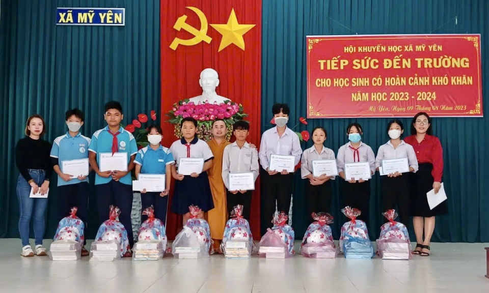 Bến Lức đẩy mạnh các hoạt động "Tiếp bước đến trường" đầu năm học mới
