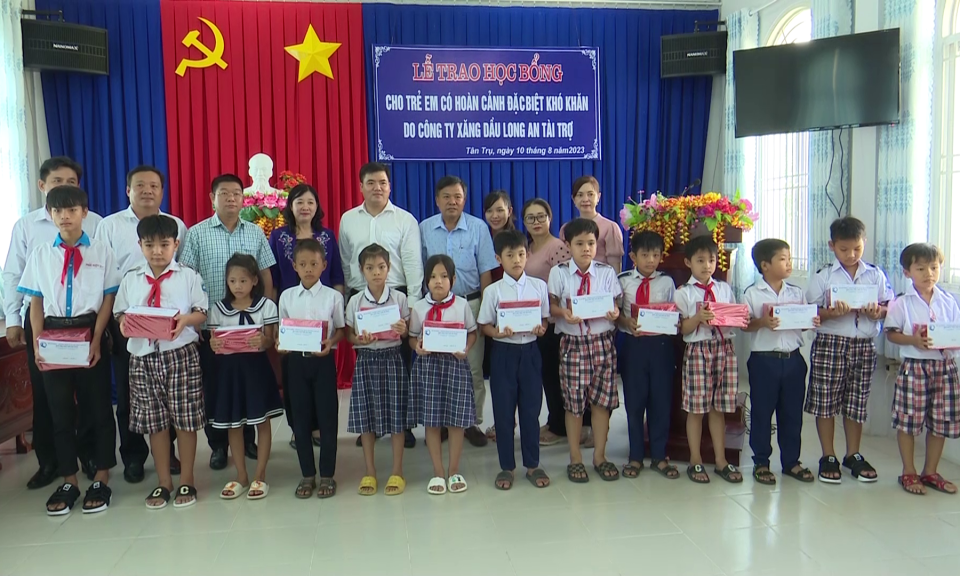 Tân Trụ trao học bổng cho trẻ em có hoàn cảnh đặc biệt