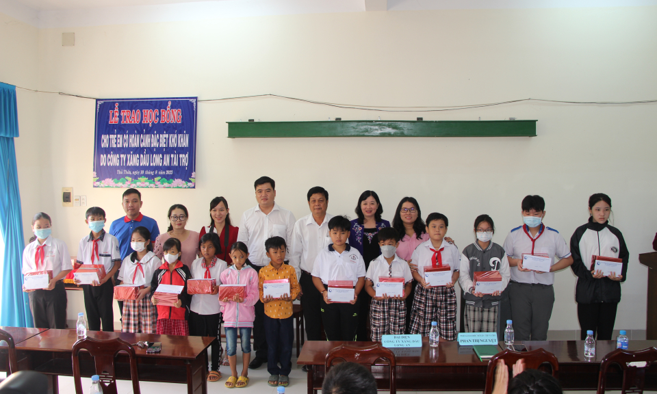 Thủ Thừa trao học bổng trẻ em có hoàn cảnh đặc biệt khó khăn
