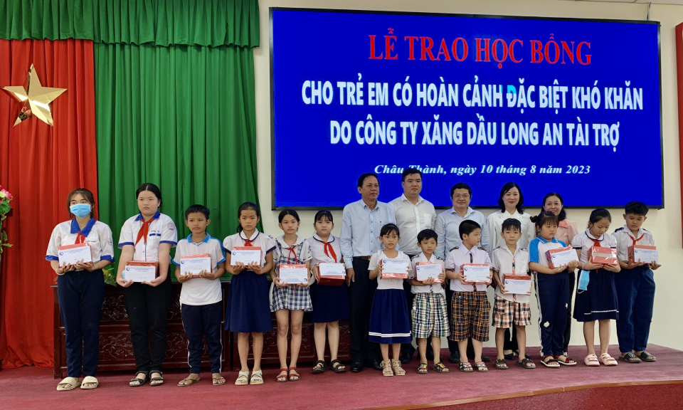 Công ty Xăng dầu Long An trao học bổng cho trẻ em có hoàn cảnh đặc biệt khó khăn trên địa bàn huyện Châu Thành