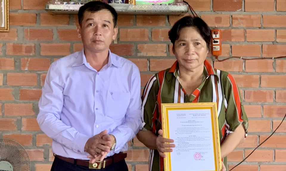 Nguyên Bí thư Huyện ủy Châu Thành trao tặng nhà tình thương cho hộ khó khăn ở thị trấn