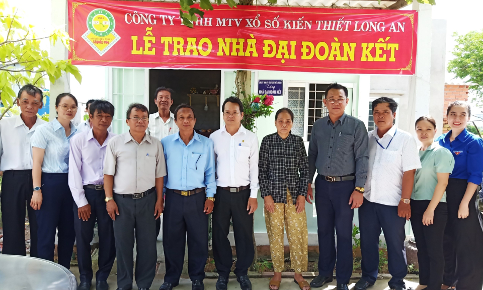 Cần Đước: Công ty TNHH MTV Xổ số Kiến thiết tỉnh Long An trao 2 căn nhà Đại đoàn kết