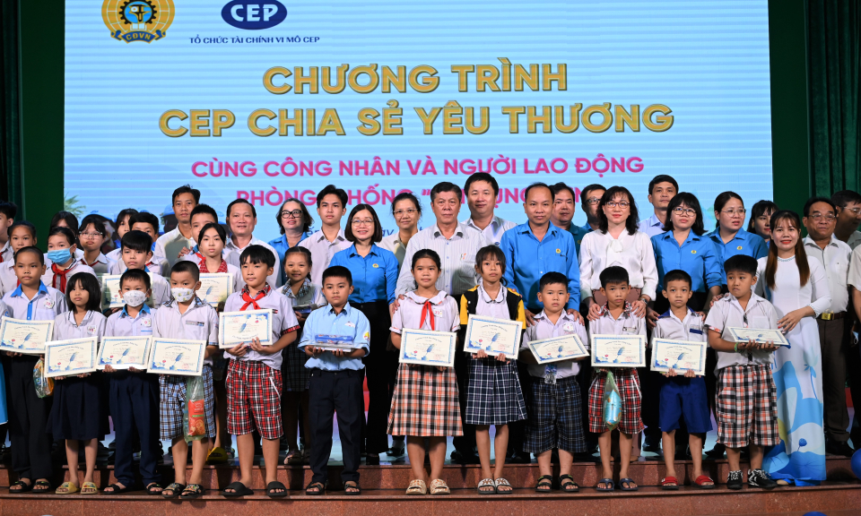 Bến Lức: Tổ chức Tài chính vi mô CEP tổ chức chương trình chia sẻ yêu thương 