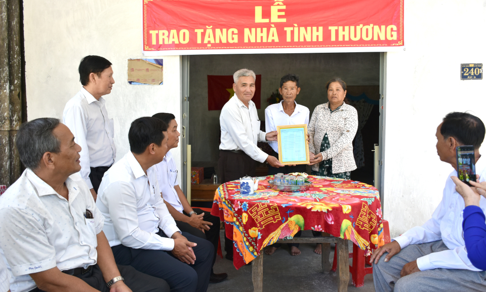 Tân Thạnh: Hội người cao tuổi trao nhà tình thương cho hội viên