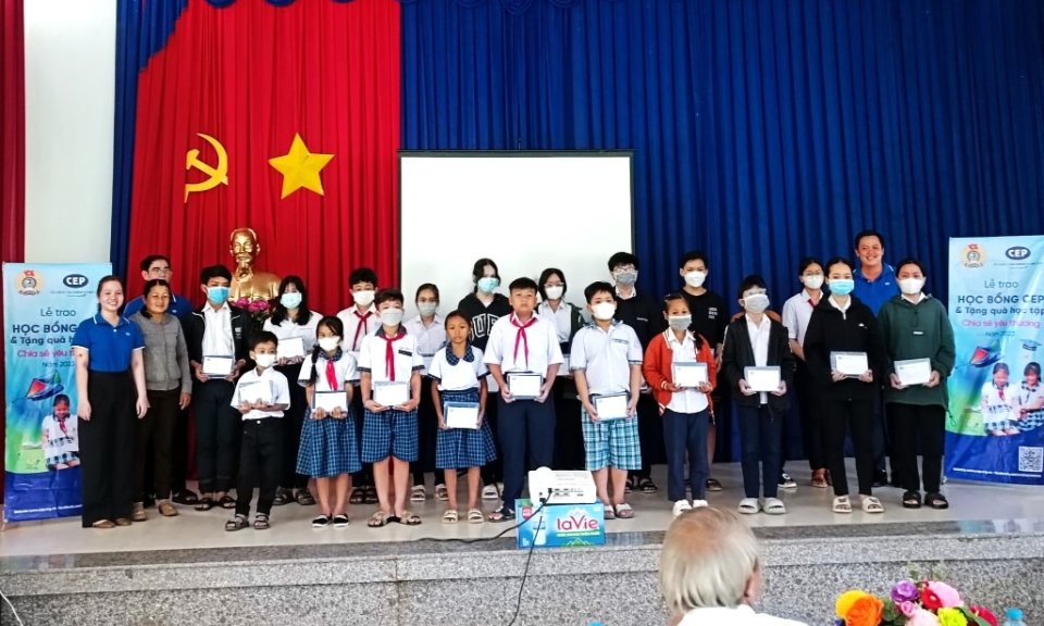 Tổ chức tài chính vi mô CEP trao quà cho học sinh khó khăn trên địa bàn Cần Đước - Cần Giuộc