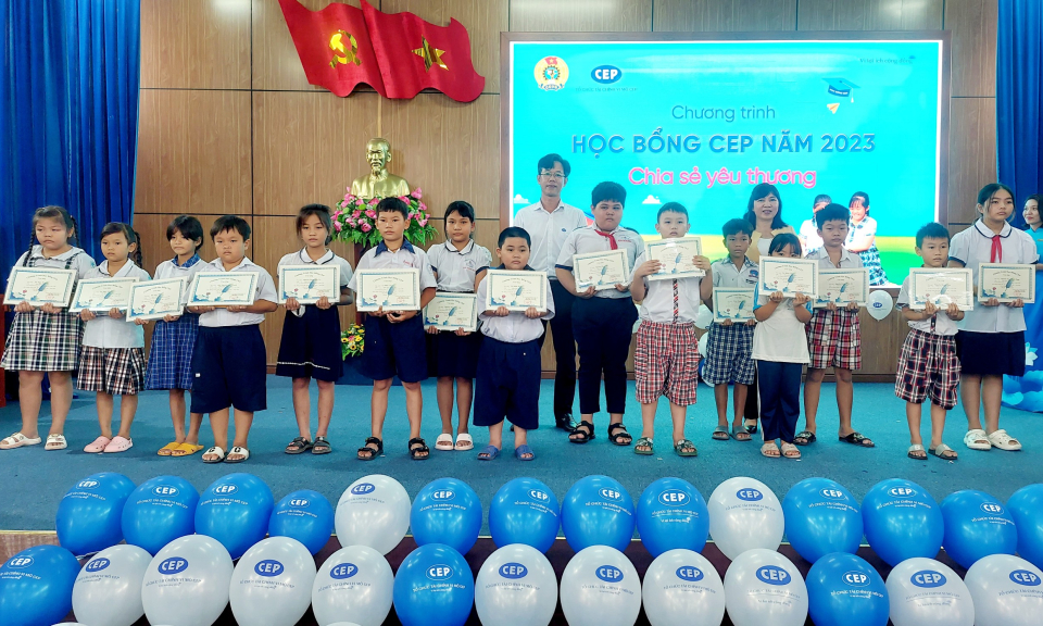 Tổ chức tài chính vi mô CEP trao học bổng cho học sinh nghèo TP Tân An