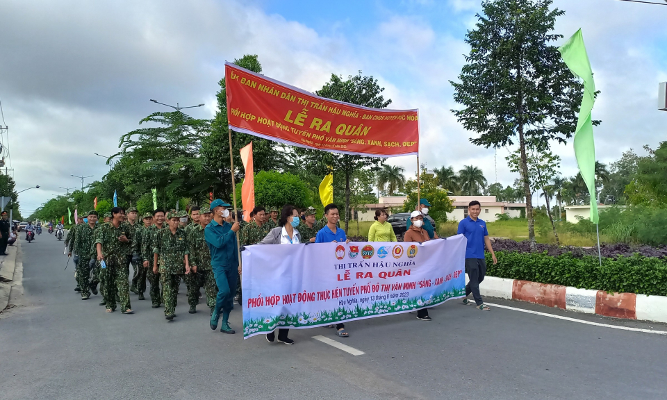 Đức Hòa ra quân phối hợp thực hiện tuyến phố văn minh “sáng - xanh - sạch - đẹp”