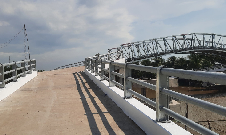 Liên đoàn Lao động tỉnh gắn biển công trình thi đua chào mừng Đại hội Công đoàn tỉnh tại Tân Hưng