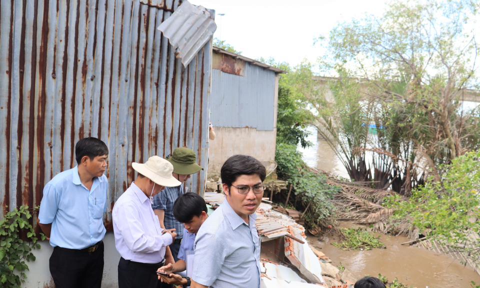 Chi cục Phát triển nông thôn và Thủy lợi tỉnh khảo sát tình hình sạt lở tại Cần Đước