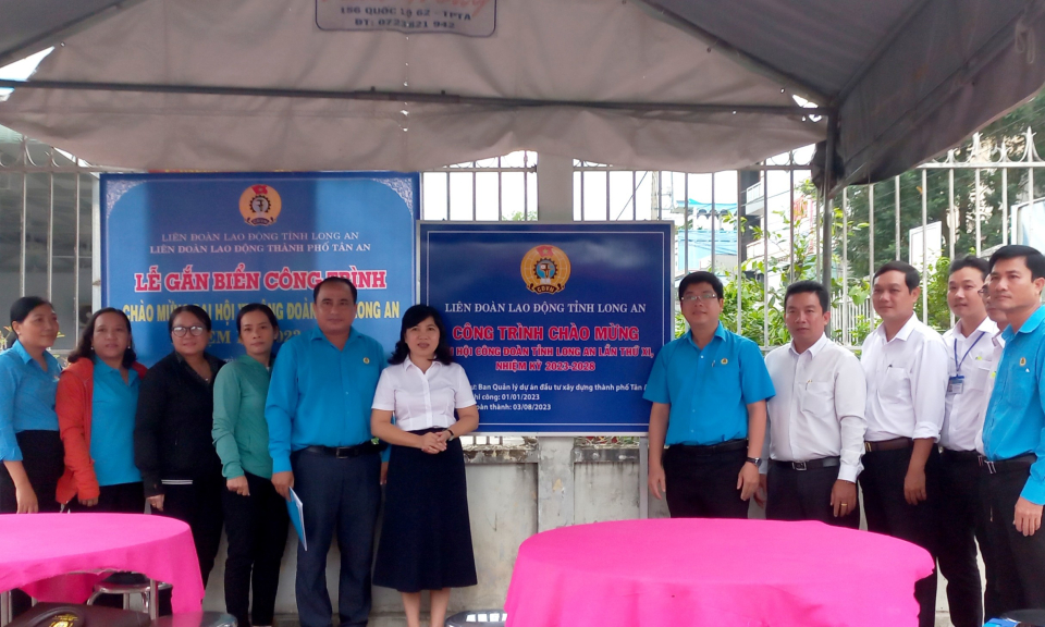 Thành phố Tân An gắn biển công trình chào mừng Đại hội Công đoàn tỉnh