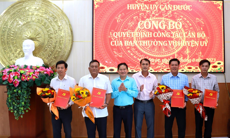 Huyện ủy Cần Đước công bố quyết định về công tác cán bộ