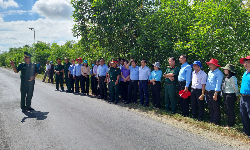 Đoàn cán bộ huyện Bình Chánh (Thành phố Hồ Chí Minh) tham gia chương trình biên giới tại huyện Thạnh Hóa