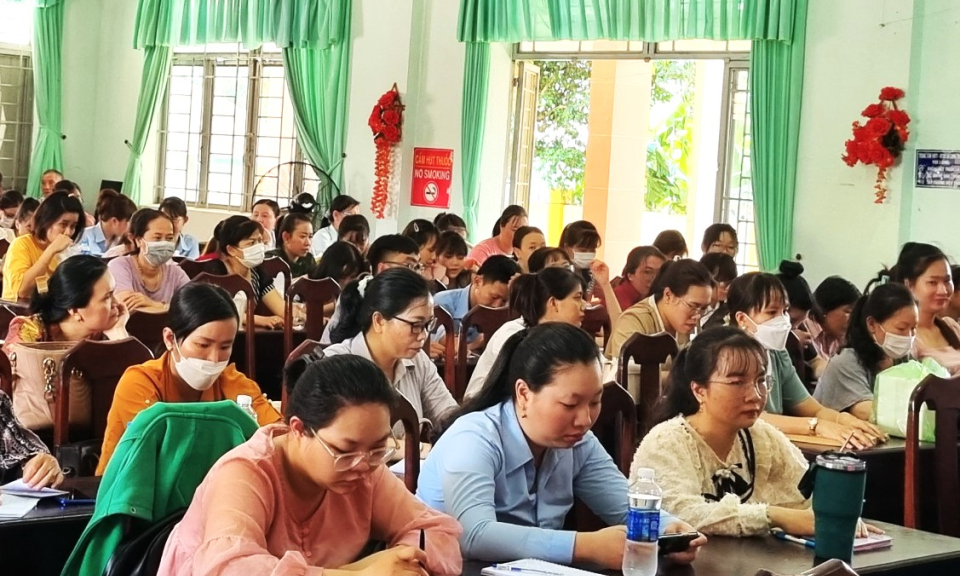 Cần Đước bồi dưỡng chính trị hè cho cán bộ, viên chức ngành Giáo dục