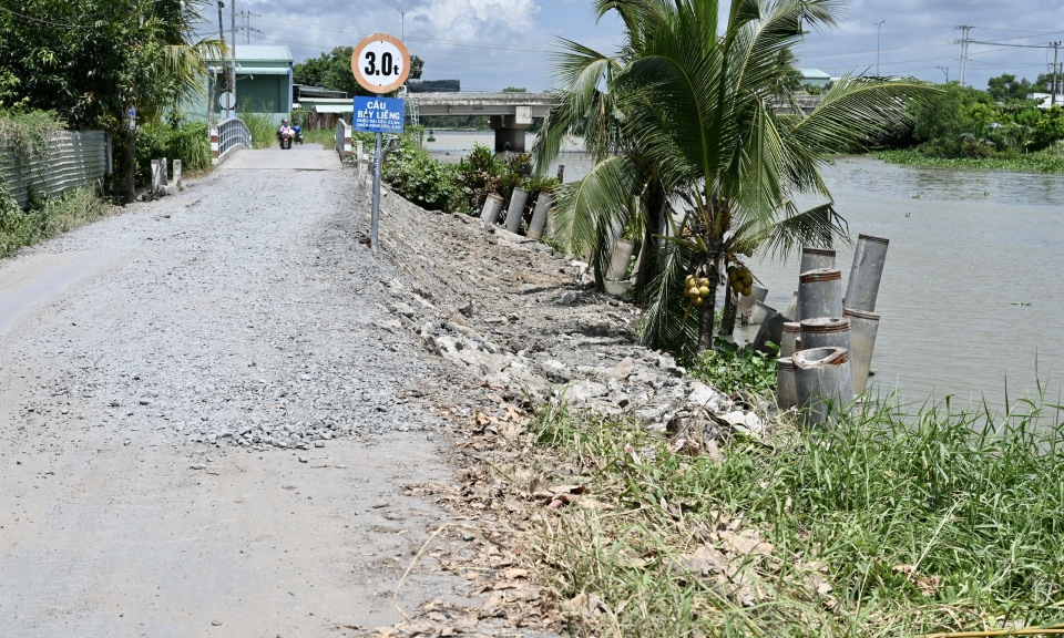 Bến Lức chủ động ứng phó tình hình sạt lở bờ sông
