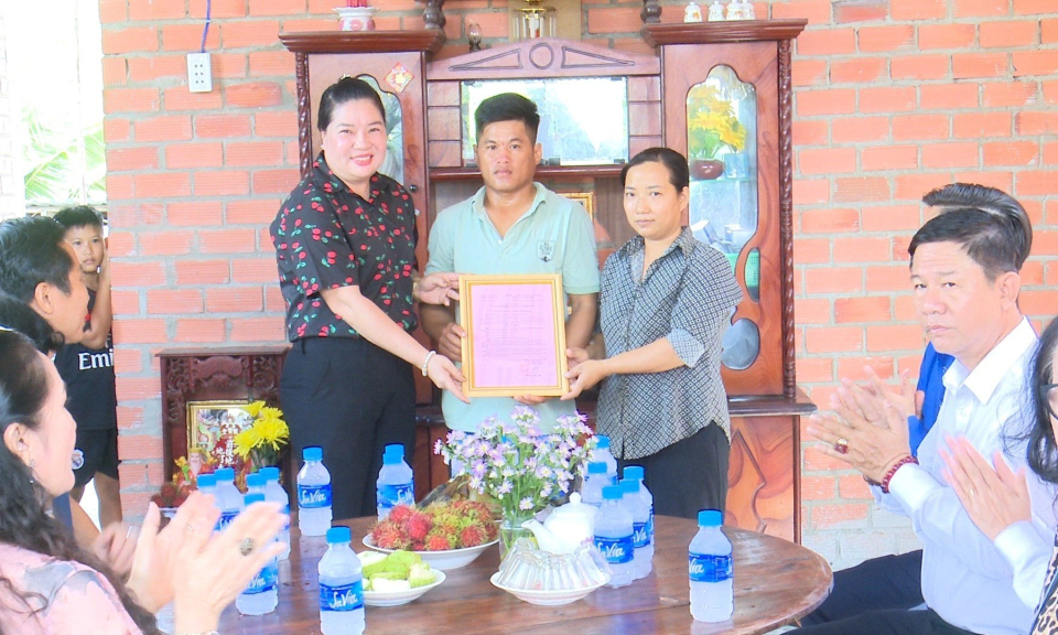 Đức Hòa trao 2 căn nhà cho hộ khó khăn về nhà ở