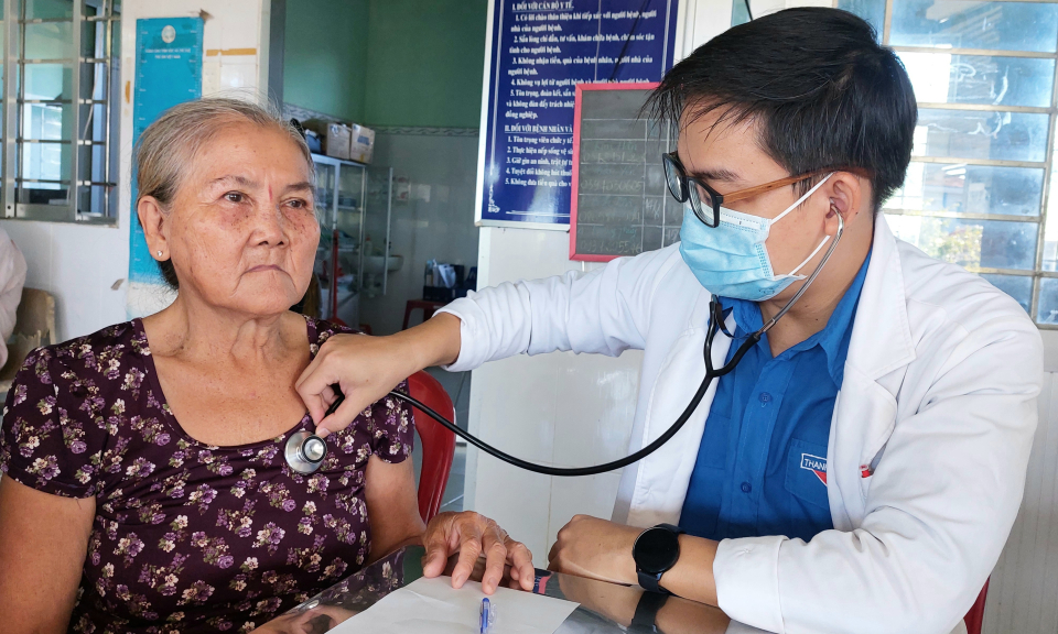 Tân Hưng: Chiến sĩ tình nguyện khám bệnh, cấp thuốc miễn phí cho người dân