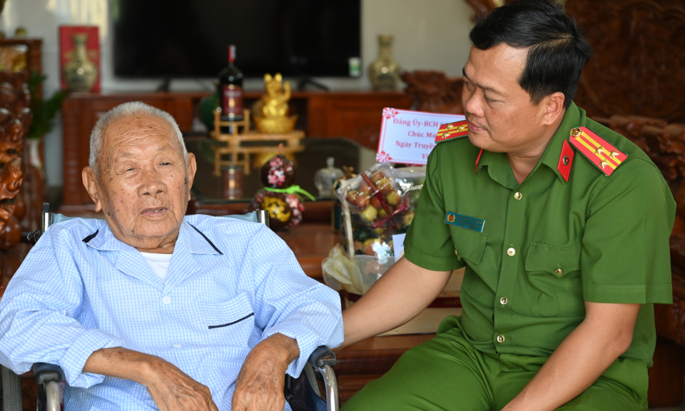 Bến Lức thăm, tặng quà lãnh đạo Công an các thời kỳ nhân ngày truyền thống Công an Nhân dân
