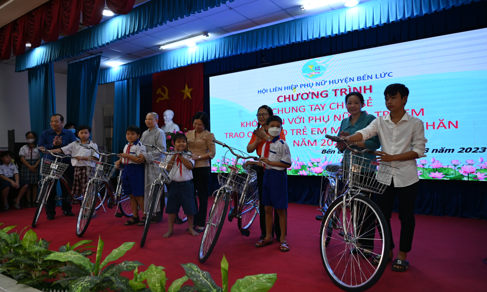 Bến Lức tiếp sức đến trường cho trẻ em mồ côi, khó khăn năm 2023