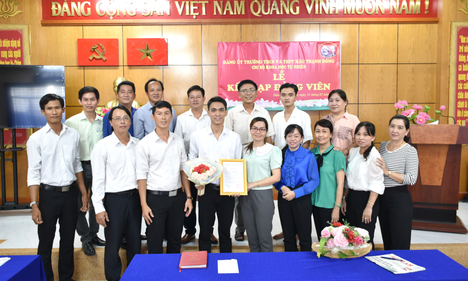 Tân Thạnh chú trọng phát triển đảng viên trong học sinh