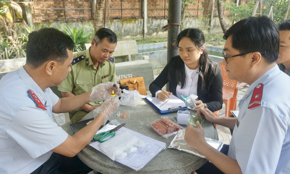 Bến Lức tăng cường công tác kiểm tra an toàn vệ sinh thực phẩm