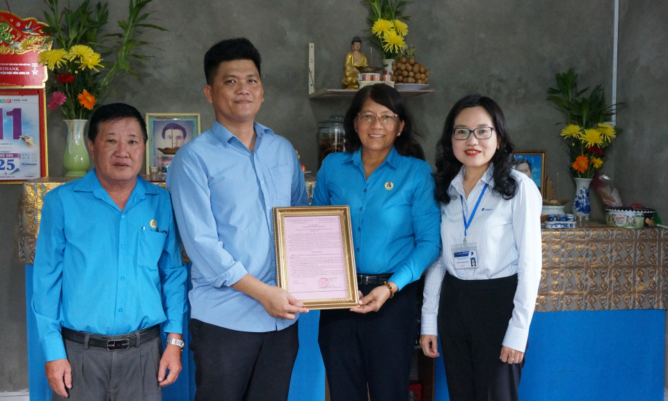 Trao tặng nhà “Mái ấm Công đoàn” tại xã Bình Hòa Trung