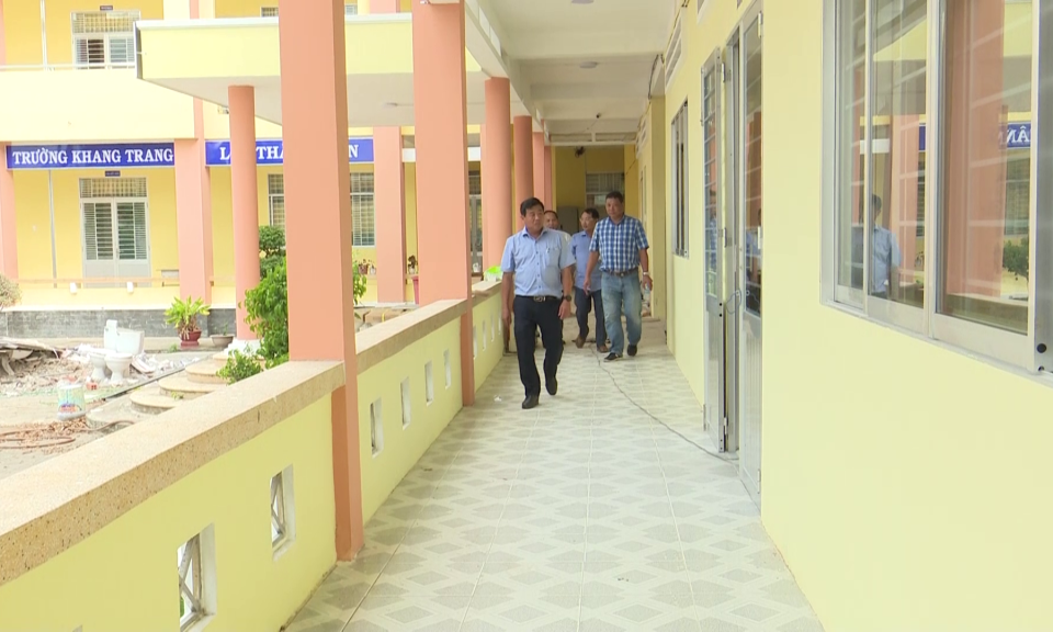 Lãnh đạo huyện Tân Trụ kiểm tra cơ sở vật chất trường lớp