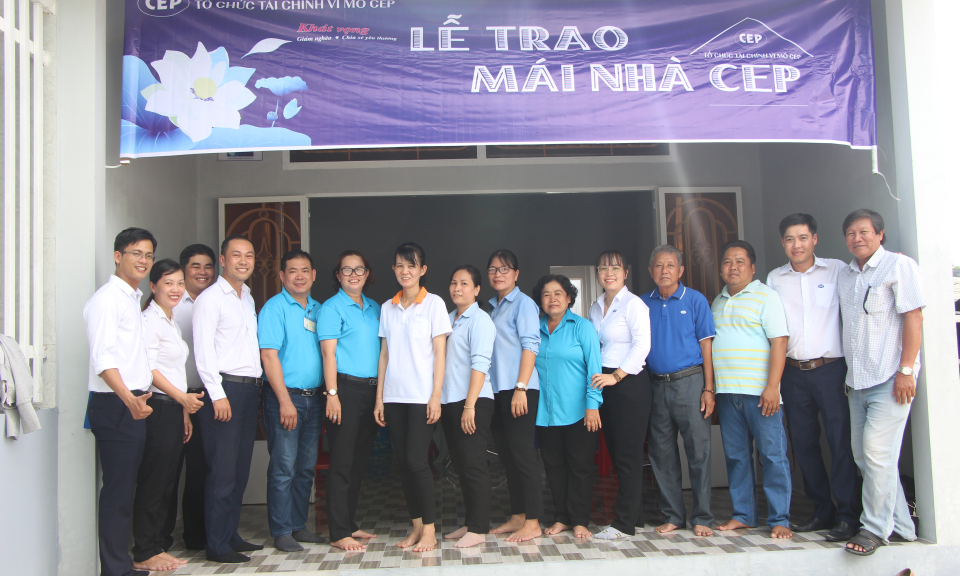 Thủ Thừa trao tặng mái nhà CEP